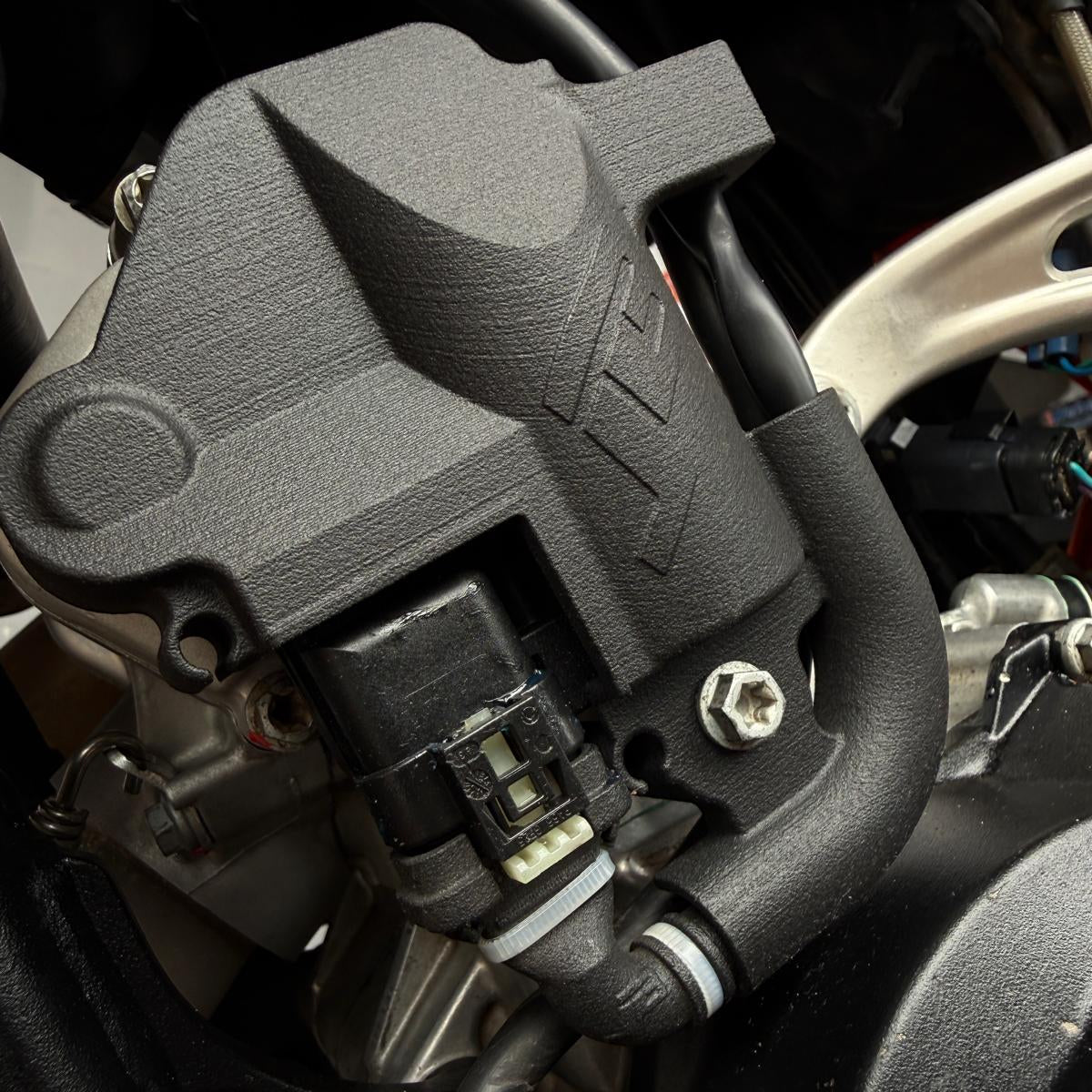 Powervalve Servo Cover mit Steckerschutz